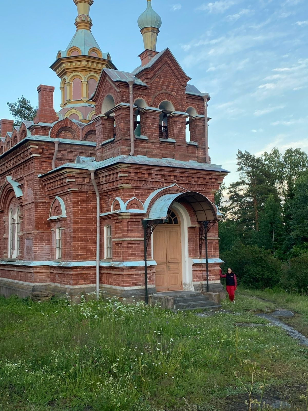 Кирпичная Сергиевская церковь 1899 года на острове Путсаари